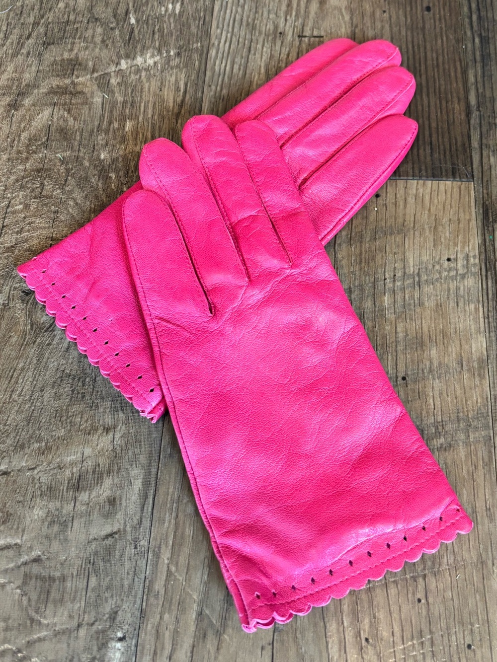New w/out tag Wilson 100% Leather Pink butter Gloves w/ Scalloped trim